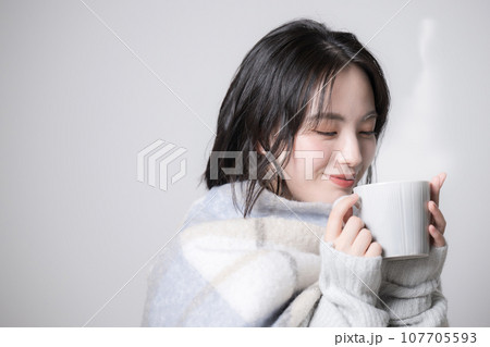 マグカップを持つ若い女性 冷え性や冬のイメージ マグカップを持つ若い女性 冷え性や冬のイメージ 107705593