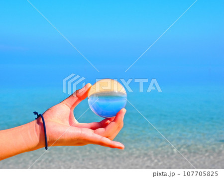 南国の海とクリスタルボール 107705825