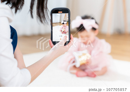 赤ちゃんと若いママ 107705857