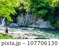 5月の透き通った心地よい清流 107706130
