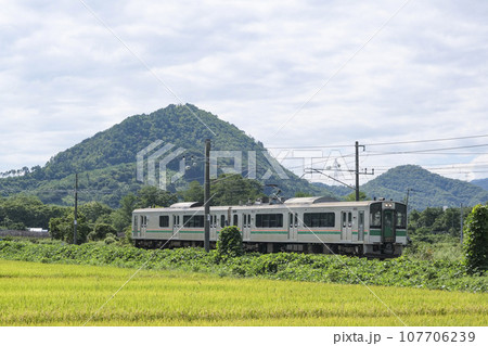 奥羽本線を走る普通列車 107706239
