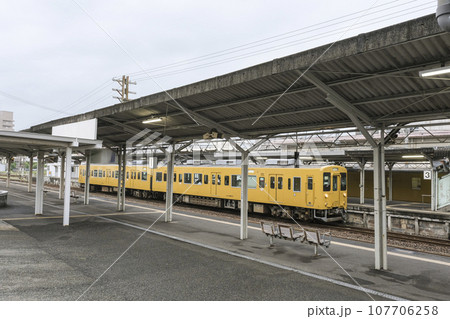 宇部新川駅に停まっている宇部線の列車 宇部新川駅に停まっている宇部線の列車 107706258