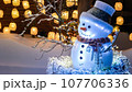 クリスマスの夜 雪だるまとイルミネーション【AI生成画像】 クリスマスの夜 雪だるまとイルミネーション【AI生成画像】 107706336