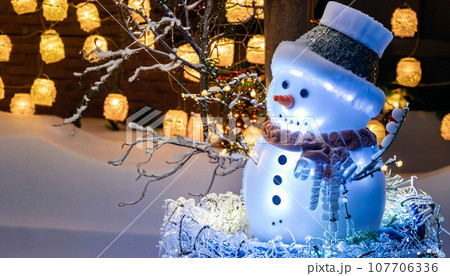 クリスマスの夜 雪だるまとイルミネーション【AI生成画像】のイラスト