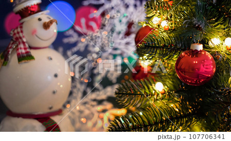 クリスマスツリーと雪だるま【AI生成画像】 107706341