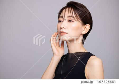 クールな女性 ビューティーイメージ クールな女性 ビューティーイメージ 107706661