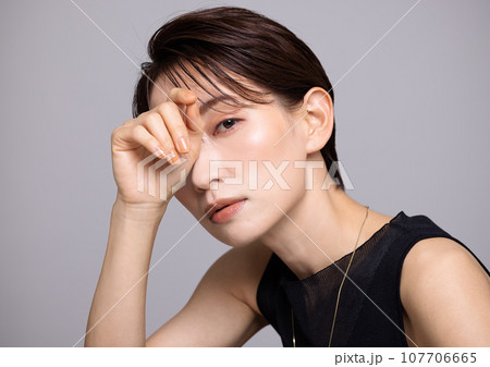 クールな女性　ビューティーイメージ 107706665