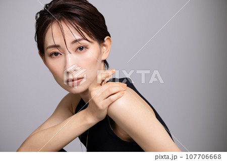 クールな女性　ビューティーイメージ 107706668