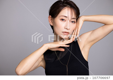 クールな女性　ビューティーイメージ 107706697