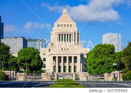 静かな朝、秋晴れの国会議事堂（東京都千代田区永田町） 107706902