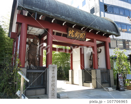墨田区両国の回向院（正門） 107706965