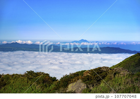 九重連山から雲仙普賢岳 九重連山から雲仙普賢岳 107707048