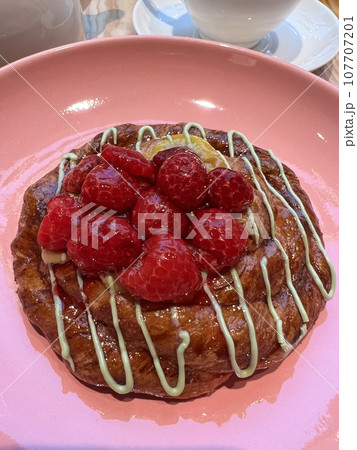 Bread with raspberries and cream for breakfast 107707201