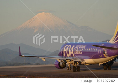夕方の傘雲富士山とFDA飛行機 107707282