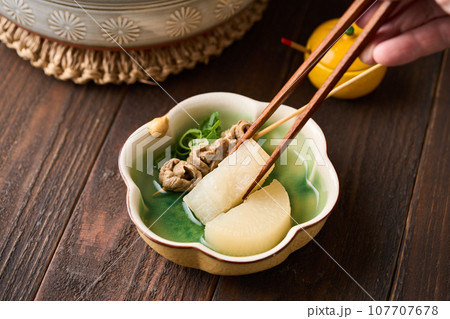 おでんの具材 大根と牛すじ おでんの具材 大根と牛すじ 107707678