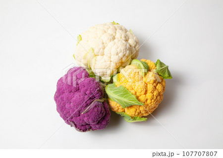 新鮮なヘルシーで美味しいカラフルなカリフラワー 107707807