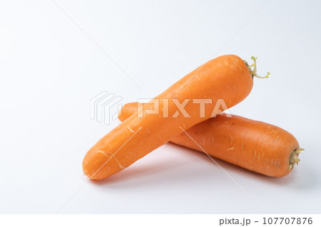 クロスしたに人参2本の素材画像「左空き」 107707876
