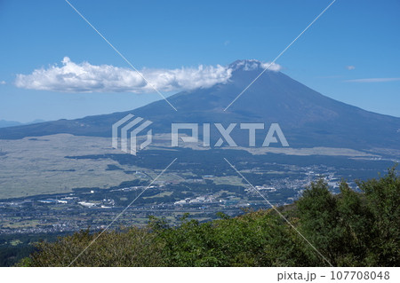 箱根スカイラインより初冠雪の富士山を望む 箱根スカイラインより初冠雪の富士山を望む 107708048