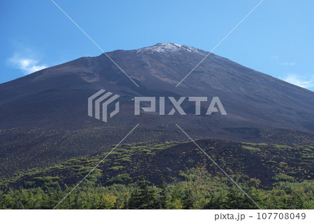 富士山の初冠雪 富士山の初冠雪 107708049