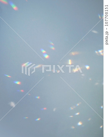 幻想的な輝きのキラキラプリズム背景素材 幻想的な輝きのキラキラプリズム背景素材 107708151