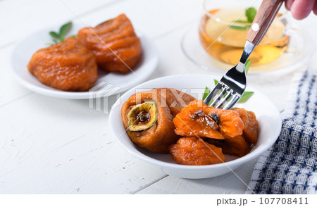 じっくり時間をかけて作った あんぽ柿 秋の味覚 半熟で甘味たっぷりな柿（白板バック）柿 果物  107708411