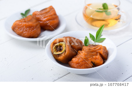 じっくり時間をかけて作った あんぽ柿 秋の味覚 半熟で甘味たっぷりな柿（白板バック）柿 果物  107708417