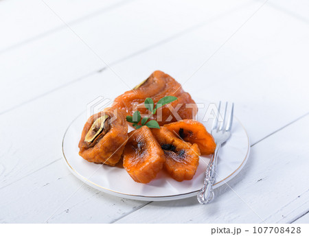 じっくり時間をかけて作った あんぽ柿 秋の味覚 半熟で甘味たっぷりな柿（白板バック）柿 果物  107708428