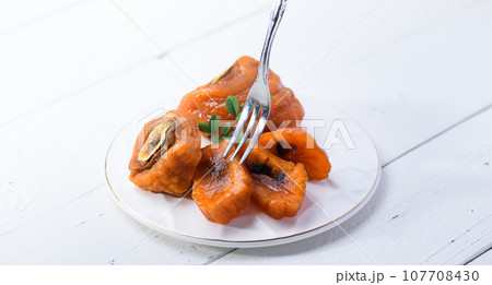 じっくり時間をかけて作った あんぽ柿 秋の味覚 半熟で甘味たっぷりな柿（白板バック）柿 果物  107708430