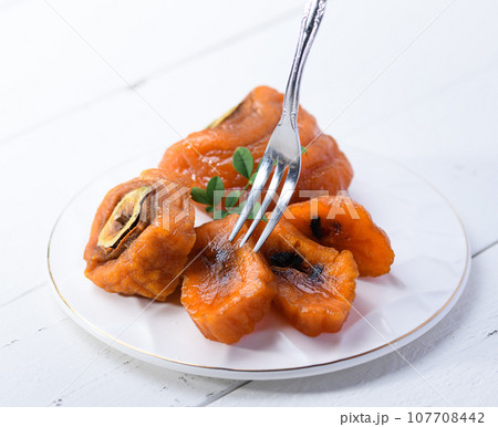 じっくり時間をかけて作った あんぽ柿 秋の味覚 半熟で甘味たっぷりな柿（白板バック）柿 果物  107708442