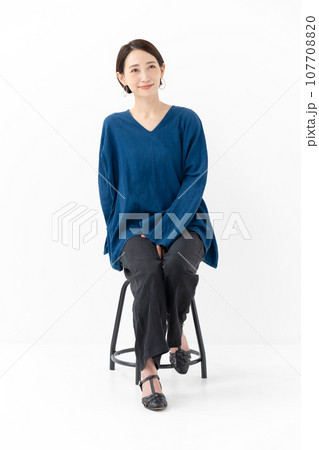 椅子に座る笑顔の女性 椅子に座る笑顔の女性 107708820