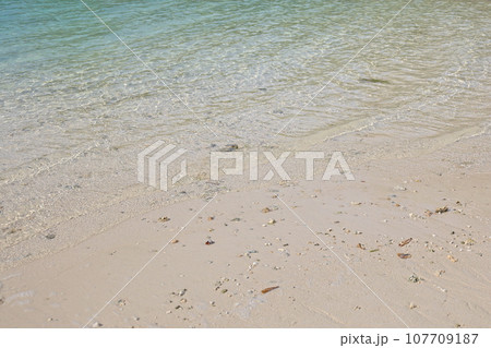日本の沖縄、宮古島の白い砂浜と海岸 107709187