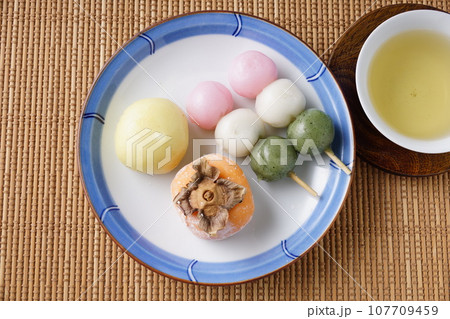 美味しそうな和菓子 107709459