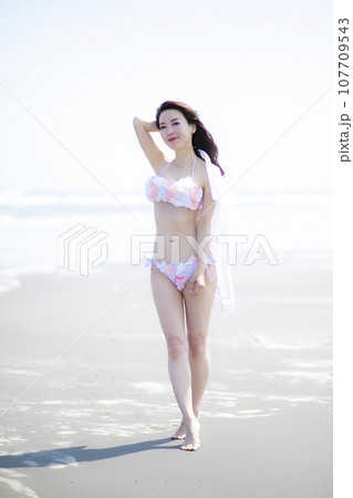 砂浜の海岸に来た水着姿の美人ミセス 砂浜の海岸に来た水着姿の美人ミセス 107709543