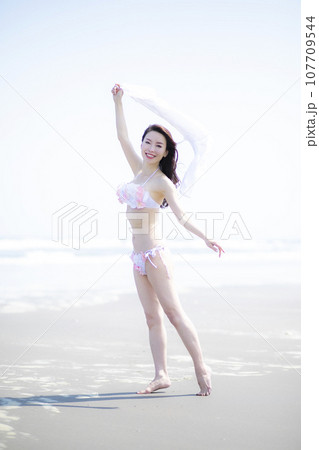 砂浜の海岸に来た水着姿の美人ミセス 砂浜の海岸に来た水着姿の美人ミセス 107709544