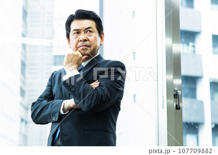 オフィスで働くミドルの経営者 107709882