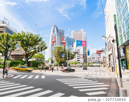 新宿駅東口 107710050