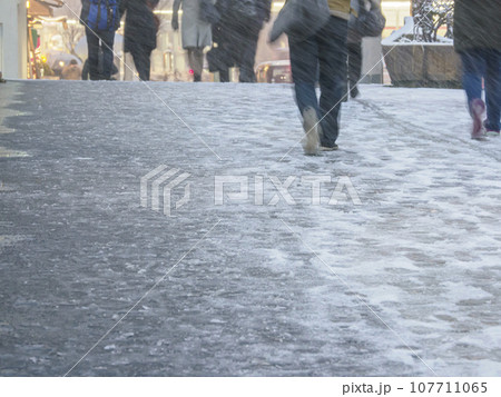 雪の日の歩行者・東京 107711065