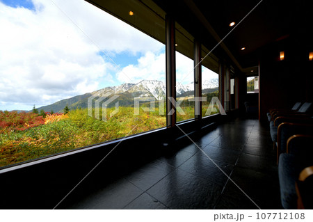 立山黒部　弥陀ヶ原ホテルからの眺望　紅葉と初冠雪の大日連山 107712108