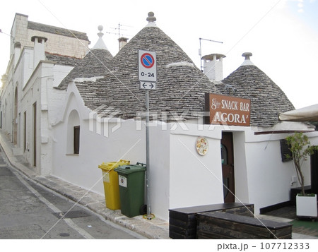 アルベロベッロのトゥルッリ イタリアにて アルベロベッロのトゥルッリ イタリアにて 107712333