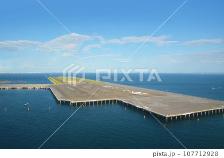 羽田空港の滑走路 空撮 羽田空港の滑走路 空撮 107712928