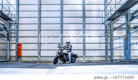 大型アメリカンバイクでツーリングに出発する男性 大型アメリカンバイクでツーリングに出発する男性 107713095