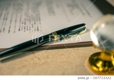 万年筆が置かれたデスク 107713322
