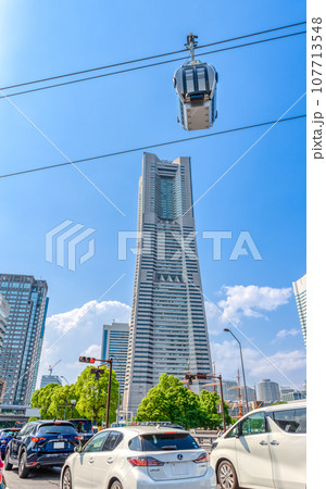 横浜桜木町の都市風景　ロープウェイとランドマークタワー 107713548