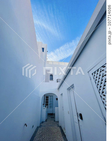 White house, typical architecture of the cubist city of Olhao. Portugal 107714086