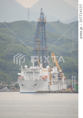 清水港興津埠頭に停泊中の地球深部探査船「ちきゅう」を対岸の三保半島より見る(静岡市清水区) 清水港興津埠頭に停泊中の地球深部探査船「ちきゅう」を対岸の三保半島より見る(静岡市清水区) 107714157