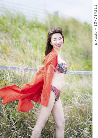 赤いビキニ姿の美人ミセスの写真素材 [107714311] - PIXTA