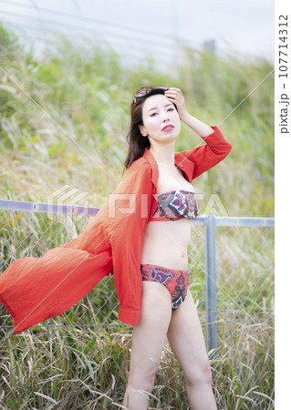 赤いビキニ姿の美人ミセスの写真素材 [107714312] - PIXTA