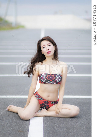 赤いビキニ姿の美人ミセスの写真素材 [107714515] - PIXTA