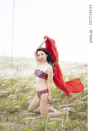 赤いビキニ姿の美人ミセスの写真素材 [107714533] - PIXTA