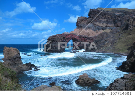 隠岐諸島・西ノ島の国賀海岸、アーチのある通天橋 107714601